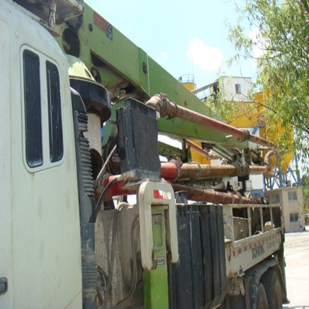 Used Schewing pump truck  made in 2000 Working hours: 4800 working hours GOOD WORKING CONDIITON